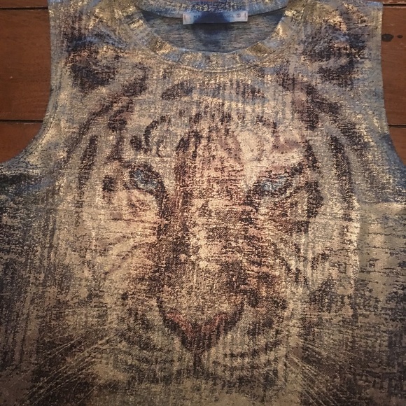 Metallic gold lion tank 🔥🦁 - Picture 2 of 3